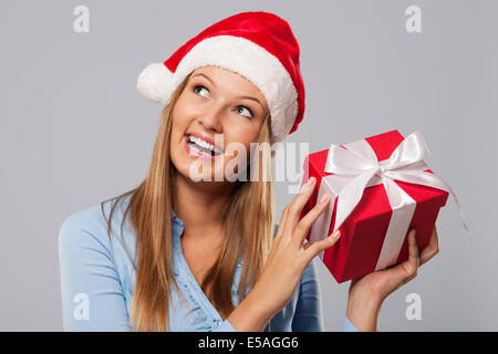 Glücklich blonde Frau mit kleinen roten Geschenk, Debica, Polen Stockfoto