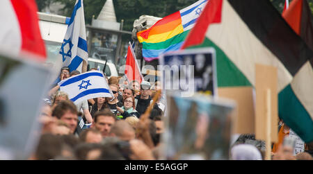 Berlin, Deutschland. 25. Juli 2014. Pro-Israel-Aktivisten halten einen Banner reading "Gegen Antisemitismus und Hass auf Israel" bei einer Demonstration im Rahmen des Quds Day in Berlin, Deutschland, 25. Juli 2014. Quds von al-Quds, der arabische Name für Jerusalem. Die Quds Day Proteste wurden von iranische Revolutionsführer Ayatollah Khomeini 1979 als eine Möglichkeit zur Solidarität mit dem palästinensischen Volk und gegen Zionismus und die israelische Kontrolle über Jerusalem begonnen. Foto: HANNIBAL/Dpa/Alamy Live News Stockfoto