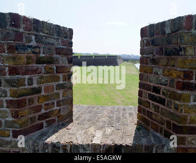 Blick auf die West-Bastion aus der Mauerkrone der Nord-West-Bastion am Fort Tilbury, Essex, England, UK. Stockfoto