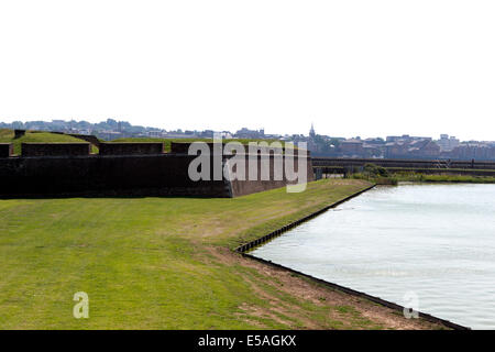 Blick auf die West-Bastion aus der Nord-West-Bastion am Fort Tilbury, Essex, England, UK. Stockfoto