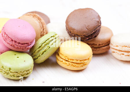 Typische französische Macarons Kekse auf Holztisch Stockfoto