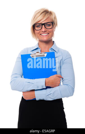 Blond und schön Geschäftsfrau hält blau Klemmbrett, Debica, Polen Stockfoto