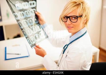 Spezialist für Gehirn-Tomographie Ergebnisse, Debica, Polen zu überprüfen. Stockfoto