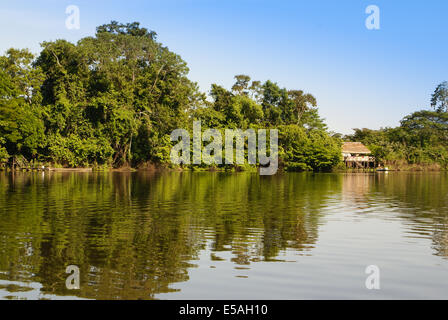 Peru, peruanische Amazonas-Landschaft. Die Foto heutige typische Indianerstämme Siedlung in Amazon Stockfoto