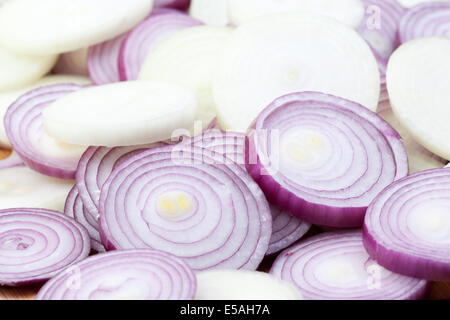 Nahaufnahme von roten und weißen Zwiebeln Stockfoto