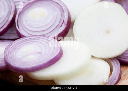 Makro-Bild von roten und weißen Zwiebeln Stockfoto