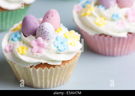Oster-Cupcakes mit Eiern und Blumen geschmückt Stockfoto