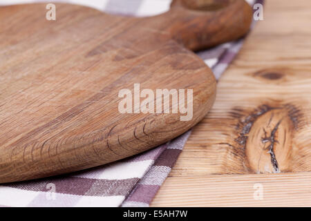 leere Schneidbrett aus Holz auf dem Tisch Stockfoto