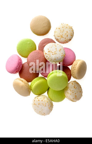 Essen: Heap bunten Macarons, isoliert auf weißem Hintergrund Stockfoto