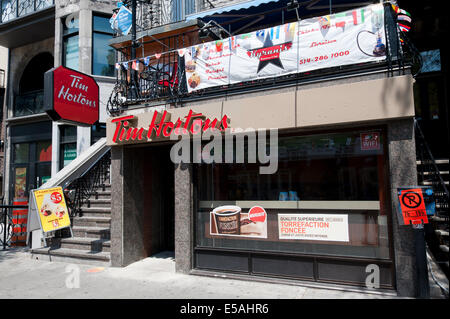 Tim Hortons Restaurant Straße St-Denis, Montreal, Provinz Quebec, Kanada. Stockfoto