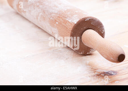 Nudelholz auf dem Holztisch hautnah. Stockfoto