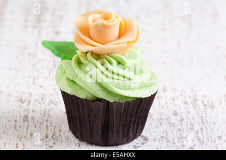 Cupcake mit Minze-Buttercreme und Blume verziert Stockfoto