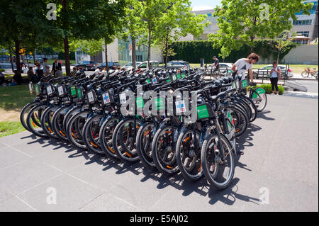 Bixi Station am Victoria Square, Montreal, Québec, Kanada. Stockfoto