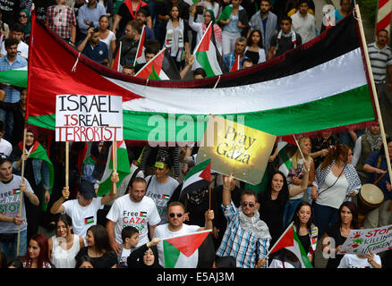 Stuttgart, Deutschland. 25. Juli 2014. Mitglieder einer Rallye Fuß durch die Stadt während einer Demonstration gegen die israelischen Angriffe im Gazastreifen in Stuttgart, Deutschland, 25. Juli 2014. Foto: Daniel Maurer/Dpa/Alamy Live News Stockfoto