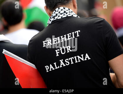 Stuttgart, Deutschland. 25. Juli 2014. "Freiheit für Palästina" liest ein T-shirt des Teilnehmers einer Rallye bei einer Demonstration gegen die israelischen Angriffe im Gazastreifen in Stuttgart, Deutschland, 25. Juli 2014. Foto: Daniel Maurer/Dpa/Alamy Live News Stockfoto