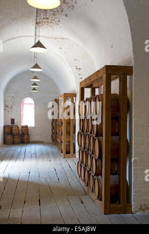 Schießpulver-Fässern gelagert in das Schießpulver Magazin, Tilbury Fort, Essex, England, UK. Stockfoto