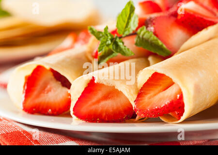 Frische Erdbeeren Französisch Crepes mit Minze zum Frühstück Stockfoto