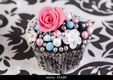 Hochzeit Kuchen verziert mit Spitze und Blumen Stockfoto