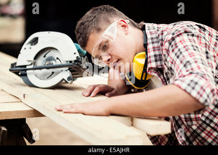 Tischler arbeiten, Debica, Polen. Stockfoto