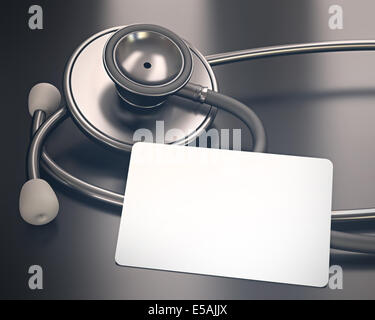 Stethoskop und leere Karte auf dem Tisch. Ihre medizinischen Daten auf der Karte. Clipping-Pfad auf der Karte. Stockfoto