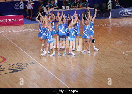 SECC, Glasgow, Schottland, Großbritannien, Freitag, Juli 2014. Netball-Vorspiel zwischen Schottland und St. Lucia bei den Commonwealth Games 2014 in Glasgow. Schottland gewinnt 58-30 und feiert nach dem Spiel mit der Menge Stockfoto