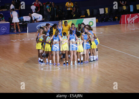 SECC, Glasgow, Schottland, Großbritannien, Freitag, Juli 2014. Netball-Vorspiel zwischen Schottland und St. Lucia bei den Commonwealth Games 2014 in Glasgow. Schottland gewinnt 58:30. Beide Teams versammeln sich nach dem Spiel in einem Gefalle Stockfoto