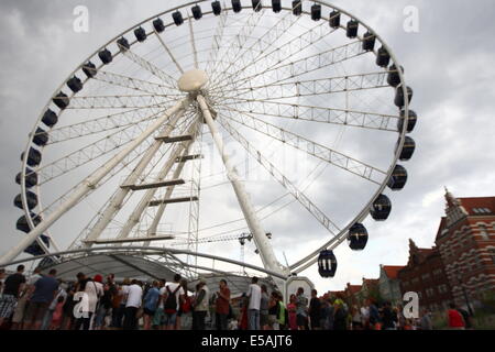 Danzig, Polen 25. Juli 2014 Giant 55 Meter hohe Riesenrad wurde am 25. Juli, auf der Insel Spichrzow in der Altstadt von Danzig ins Leben gerufen. Weel startete anlässlich des Beginns des 754th St. Dominik Messe in Danzig am Samstag 26. Juli. Bildnachweis: Michal Fludra/Alamy Live-Nachrichten Stockfoto