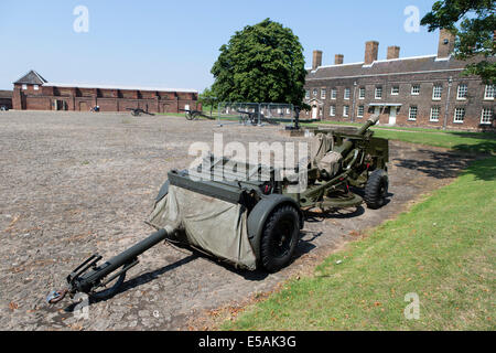 25 Pfünder Pfund Haubitze Artillerie-Geschütz auf dem Exerzierplatz in Tilbury Fort, Essex, England, UK. Stockfoto