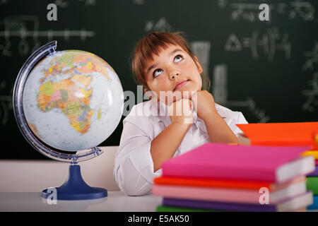 Kleines Schulmädchen träumen im Klassenzimmer, Debica, Polen Stockfoto