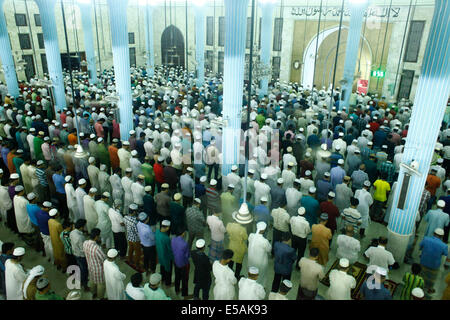 Dhaka, Bangladesch. 25. Juli 2014. Muslimischen Gläubigen bieten besondere Gebete anlässlich Lailatul Qadr, der Jahrestag der Nacht Muslime die ersten Verse des Quran glauben ergaben sich zum Propheten Muhammad (Pfirsich sei auf ihn) bei Baitul Mokarram Moschee, Dhaka-Credit: Zakir Hossain Chowdhury Zakir/Alamy Live-Nachrichten Stockfoto