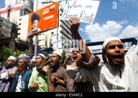 Dhaka, Bangladesch. 25. Juli 2014. Nach Jumatul Wida Gebet Bangladeshi muslimische Aktivisten schreien Parolen wie sie eine Protestkundgebung gegen die israelischen Angriffe auf Gaza, in Dhaka Credit besuchen: Zakir Hossain Chowdhury Zakir/Alamy Live-Nachrichten Stockfoto