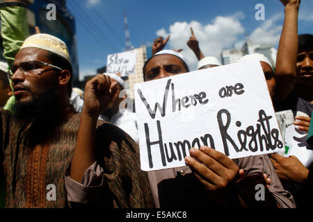 Dhaka, Bangladesch. 25. Juli 2014. Nach Jumatul Wida Gebet Bangladeshi muslimische Aktivisten schreien Parolen wie sie eine Protestkundgebung gegen die israelischen Angriffe auf Gaza, in Dhaka Credit besuchen: Zakir Hossain Chowdhury Zakir/Alamy Live-Nachrichten Stockfoto