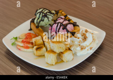 Honig, Toast und Sahne mit Schokoladensauce und Eis Stockfoto