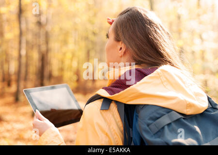 Weibliche Wanderer auf der Suche nach rechts Weg, Debica, Polen Stockfoto