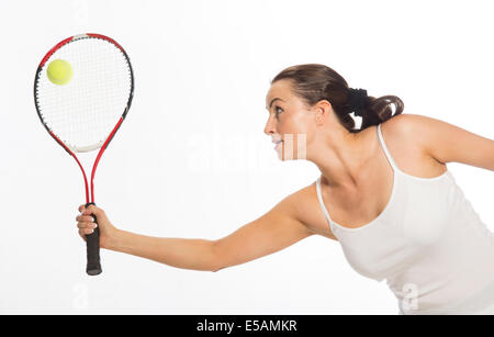 Tennisspielerin, stretching, um den Ball zu schlagen Stockfoto