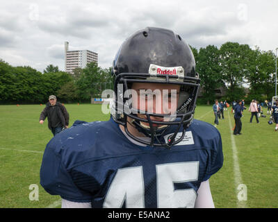 Milo, 15 Jahre, in seinem American Football-Outfit von den Blue Devils, Hamburg, Deutschland. Stockfoto