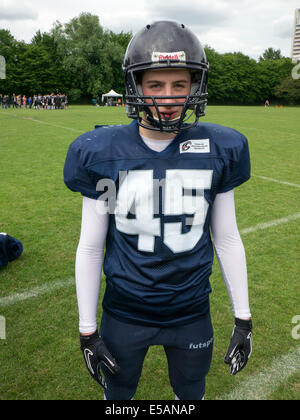 Milo, 15 Jahre, in seinem American Football-Outfit von den Blue Devils, Hamburg, Deutschland. Stockfoto