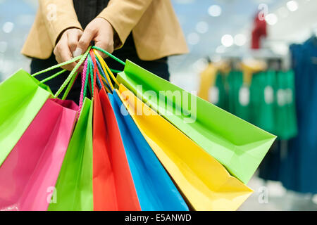 Frau mit shopping Taschen Debica, Polen Stockfoto