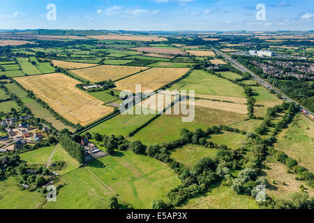 Luftaufnahme mit Blick nach Süden über Moor Leaze, Wanborough, Wiltshire, zum Kreisverkehr Commonhead. A419 und Great Western Hospital, Swindon, rechts. JMH6161 Stockfoto