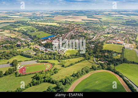 Luftaufnahme des Marlborough College Sport Boden links und die Stadt von Marlborough darüber hinaus, Wiltshire, UK. JMH6209 Stockfoto