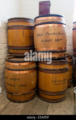 Schießpulver-Fässern gelagert in das Schießpulver Magazin, Tilbury Fort, Essex, England, UK. Stockfoto