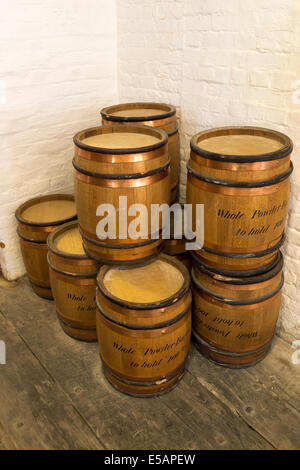 Schießpulver-Fässern gelagert in das Schießpulver Magazin, Tilbury Fort, Essex, England, UK. Stockfoto