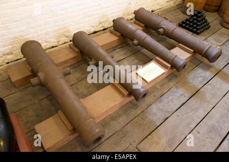 Kanonen in das Schießpulver Magazin, Tilbury Fort, Essex, England, UK gespeichert. Stockfoto