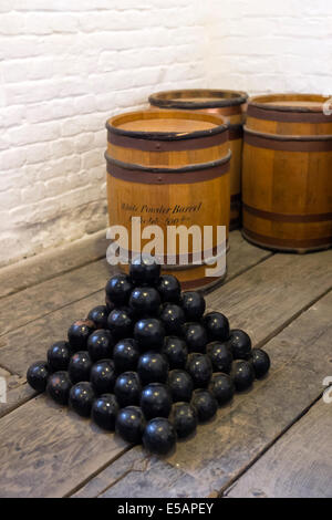 Kanonenkugeln & Schießpulver Fässern gelagert in das Schießpulver Magazin, Tilbury Fort, Essex, England, UK. Stockfoto