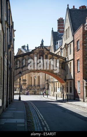 Hertford Brücke, im Volksmund bekannt als Seufzer-Brücke ist eine Skyway verbinden zwei Teile des Hertford College über New College Lane Stockfoto