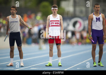 Des Moines, Iowa, USA. 22. Mai 2014. Pleasant Valley Andrew Dixon und der Muscatine Jon Centeno, mach dich bereit für die erste Etappe der 4A Jungs laufen 4 X 800-Meter-Staffel bei der Iowa State Track Championships an der Drake University in Des Moines, IA, Donnerstag, 22. Mai 2014. Die Spartaner beendet 8. und die Muskies beendete 9.. © Louis Brems/Quad-Stadt-Zeiten / ZUMA Draht/Alamy Live News Stockfoto