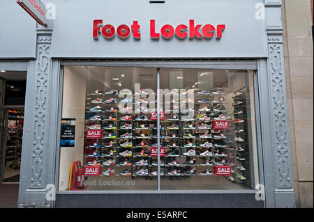 Footlocker Fuß Locker Schuh Shop Verkaufsschild, dass Fenster und Trainer Nottingham anzeigen Stockfoto