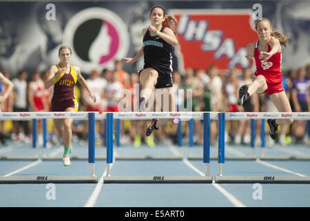 Des Moines, Iowa, USA. 23. Mai 2014. Pleasant Valley Carley Donahue, löscht die Hürde in der 4A Mädchen 400 Hürden für den 2. Platz mit einer Zeit von 1:02.23 an der Iowa State Track Championships an der Drake University in Des Moines, IA, Freitag, 23. Mai 2014 gut. © Louis Brems/Quad-Stadt-Zeiten / ZUMA Draht/Alamy Live News Stockfoto