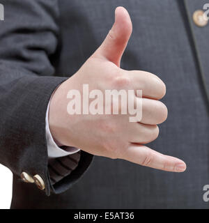 Geschäftsmann zeigt Anruf Zeichen - Hand Geste isolierten auf weißen Hintergrund Stockfoto
