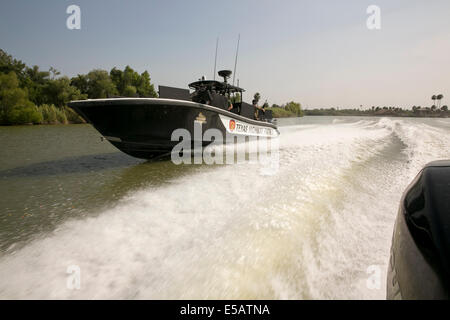 Mission, Texas, USA. 24. Juli 2014.  Texas Department of Public Safety Soldaten patrouillieren die Rio Grande River südlich von McAllen, Texas im Anzalduas Park in Hidalgo County an der Texas-mexikanischen Grenze.  Viele illegale Einwanderer haben in der Gegend wegen ein großer öffentlicher Park auf der mexikanischen Seite gefangen. Stockfoto